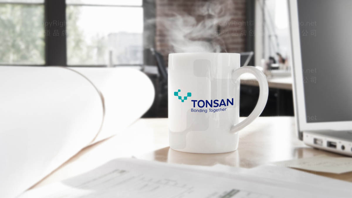 色彩选择对松木家具品牌形象有什么影响？为什么常用绿色或原木色？