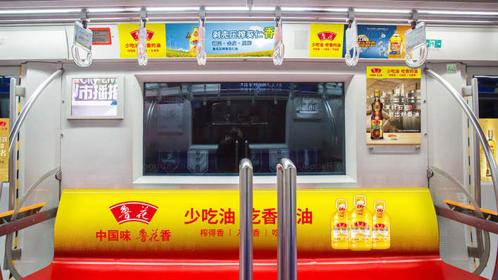 在电商平台中，如何结合包装设计原则提升农产品线上展示效果？