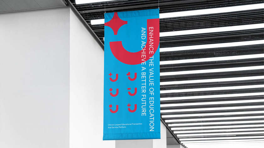 在电商平台中，如何根据用户体验原则优化产品画册设计？