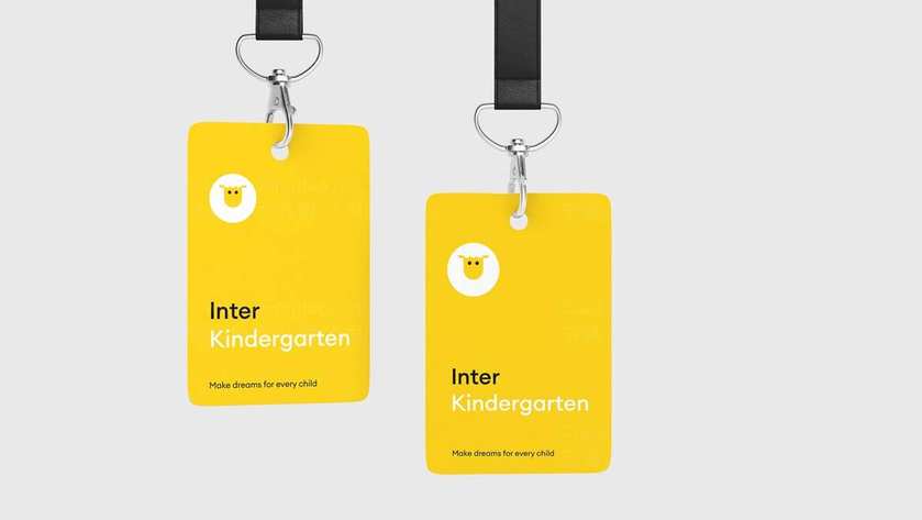 在学院画册设计流程中，前期调研阶段应该重点收集哪些信息？